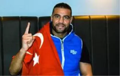 Müslüman dünya şampiyonu boksör, araya girerek aşiret savaşlarını durdurdu Müslüman dünya şampiyonu boksör, araya girerek aşiret savaşlarını durdurdu