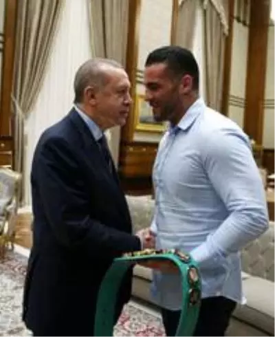 Müslüman dünya şampiyonu boksör, araya girerek aşiret savaşlarını durdurdu Müslüman dünya şampiyonu boksör, araya girerek aşiret savaşlarını durdurdu