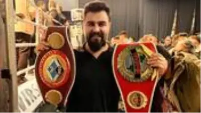Müslüman dünya şampiyonu boksör, araya girerek aşiret savaşlarını durdurdu Müslüman dünya şampiyonu boksör, araya girerek aşiret savaşlarını durdurdu