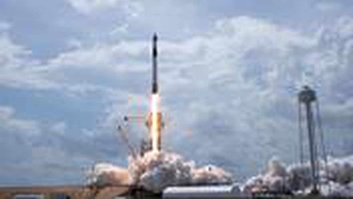 NASA, 4 astronotu taşıyan SpaceX'e ait uzay aracını fırlattı
