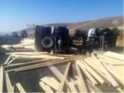 Niğde'de kamyon devrildi, sürücü öldü Niğde'de kamyon devrildi, sürücü öldü