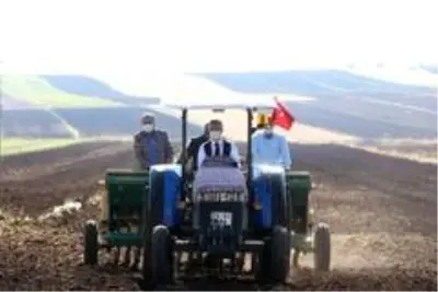 Önce tohum dağıttı sonra çiftçiyle birlikte dikti Önce tohum dağıttı sonra çiftçiyle birlikte dikti