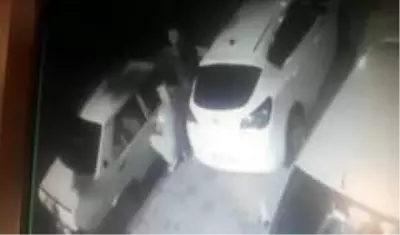 Otomobili vurdurup çalan hırsızlar yakıtı bitince vites topuzunu alıp kaçtı Otomobili vurdurup çalan hırsızlar yakıtı bitince vites topuzunu alıp kaçtı