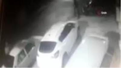 Otomobili vurdurup çalan hırsızlar yakıtı bitince vites topuzunu alıp kaçtı Otomobili vurdurup çalan hırsızlar yakıtı bitince vites topuzunu alıp kaçtı