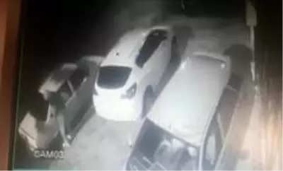 Otomobili vurdurup çalan hırsızlar yakıtı bitince vites topuzunu alıp kaçtı Otomobili vurdurup çalan hırsızlar yakıtı bitince vites topuzunu alıp kaçtı