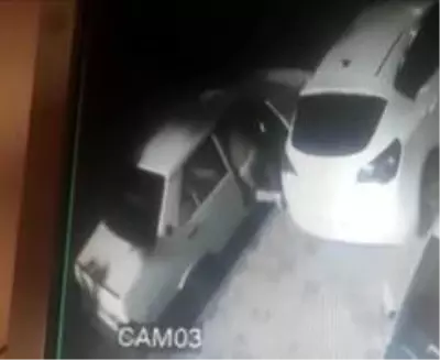 Otomobili vurdurup çalan hırsızlar yakıtı bitince vites topuzunu alıp kaçtı Otomobili vurdurup çalan hırsızlar yakıtı bitince vites topuzunu alıp kaçtı