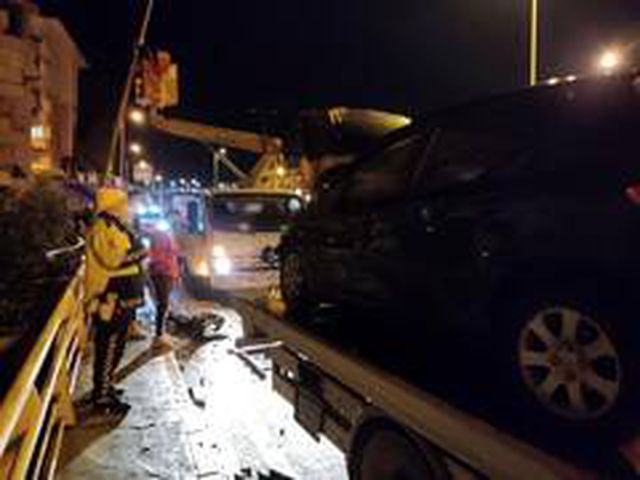 Otomobilin motorunun yerinden fırladığı kazadan burnu bile kanamadan kurtuldu