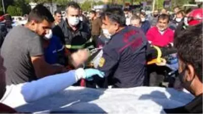 Otomobiller dönüş yapan tıra çarptı: 1 ölü, 4 yaralı