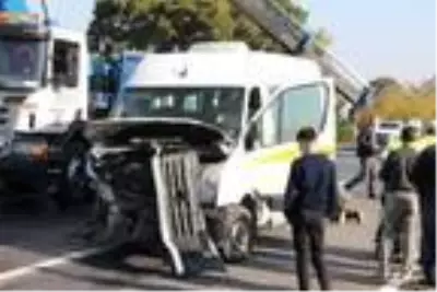 Özel eğitim öğrencilerinin servis minibüsü devrildi: 5 yaralı Özel eğitim öğrencilerinin servis minibüsü devrildi: 5 yaralı
