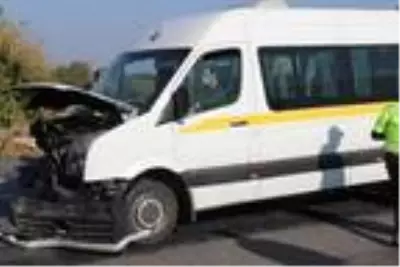Özel eğitim öğrencilerinin servis minibüsü devrildi: 5 yaralı Özel eğitim öğrencilerinin servis minibüsü devrildi: 5 yaralı