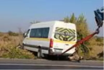 Özel eğitim öğrencilerinin servis minibüsü devrildi: 5 yaralı Özel eğitim öğrencilerinin servis minibüsü devrildi: 5 yaralı