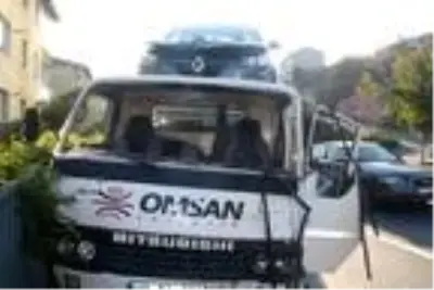 Sarıyer'de toplu araç taşıma kamyonları çarpıştı; araçlar hasar gördü
