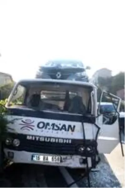 Sarıyer'de toplu araç taşıma kamyonları çarpıştı; araçlar hasar gördü