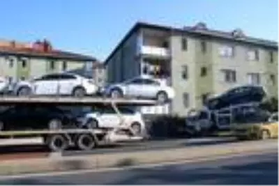 Sarıyer'de toplu araç taşıma kamyonları çarpıştı; araçlar hasar gördü