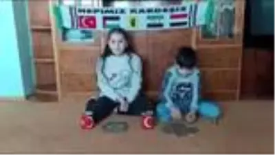 Suriyeli Selam ve kardeşi, İzmirli afetzedelere yardım eli uzattı Suriyeli Selam ve kardeşi, İzmirli afetzedelere yardım eli uzattı