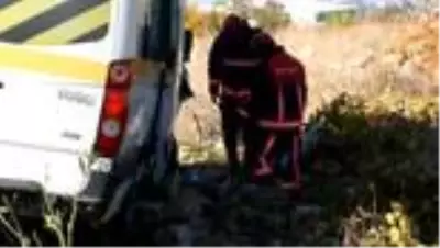 Toprak yığınına çarpan minibüsteki 8 öğrenci yaralandı Toprak yığınına çarpan minibüsteki 8 öğrenci yaralandı