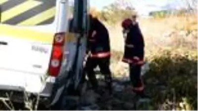 Toprak yığınına çarpan minibüsteki 8 öğrenci yaralandı Toprak yığınına çarpan minibüsteki 8 öğrenci yaralandı