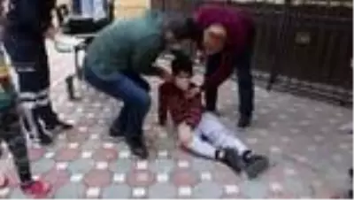 Üzerine demir korkuluk düşen çocuk yaralandı Üzerine demir korkuluk düşen çocuk yaralandı