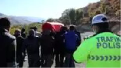 Yozgat'taki kazada hayatını kaybeden polis memuru toprağa verildi Yozgat'taki kazada hayatını kaybeden polis memuru toprağa verildi