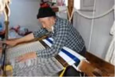 50 yıldır tezgahında kilim dokuyor 50 yıldır tezgahında kilim dokuyor