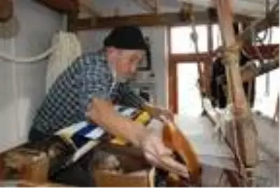 50 yıldır tezgahında kilim dokuyor 50 yıldır tezgahında kilim dokuyor