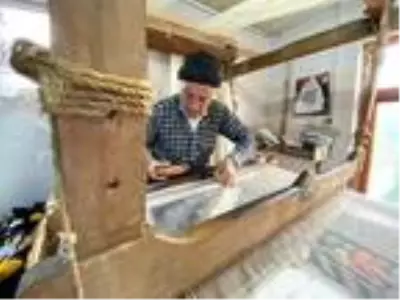 50 yıldır tezgahında kilim dokuyor 50 yıldır tezgahında kilim dokuyor