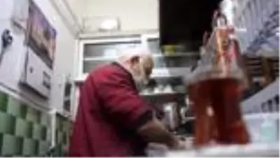 60 yıllık çaycının örnek esnaflığı ve hayatı kitaplaştırıldı 60 yıllık çaycının örnek esnaflığı ve hayatı kitaplaştırıldı