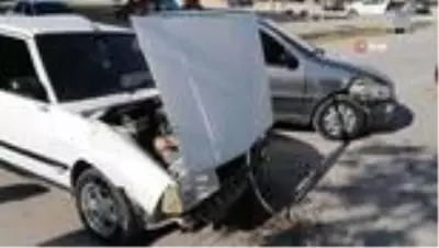 Aksaray'da otomobiller çarpıştı: 1 yaralı Aksaray'da otomobiller çarpıştı: 1 yaralı