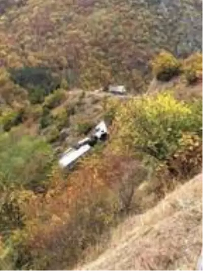 Artvin'de şarampole devrilen tankerin sürücüsü, yaralandı Artvin'de şarampole devrilen tankerin sürücüsü, yaralandı