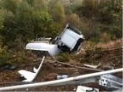 Artvin'de şarampole devrilen tankerin sürücüsü, yaralandı Artvin'de şarampole devrilen tankerin sürücüsü, yaralandı