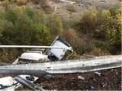 Artvin'de şarampole devrilen tankerin sürücüsü, yaralandı Artvin'de şarampole devrilen tankerin sürücüsü, yaralandı