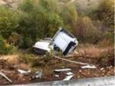 Artvin'de şarampole devrilen tankerin sürücüsü, yaralandı Artvin'de şarampole devrilen tankerin sürücüsü, yaralandı