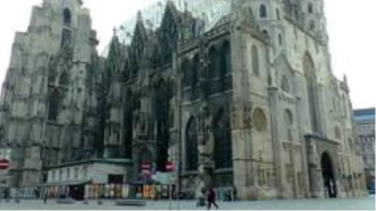 Avusturya'da karantina uygulaması başladı, cadde ve sokaklar boş kaldı