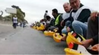 Bakan Soylu söz verdi, Somalı maden işçileri eylemlerini sonlandırdı Bakan Soylu söz verdi, Somalı maden işçileri eylemlerini sonlandırdı