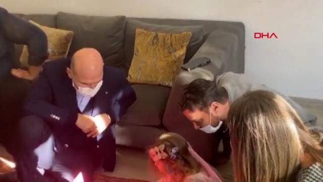 Bakan Soylu ve ünlü şarkıcı Sinan Akçıl'dan minik Ayda'ya ziyaret Bakan Soylu ve ünlü şarkıcı Sinan Akçıl'dan minik Ayda'ya ziyaret