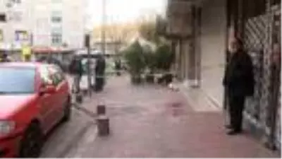 Beyoğlu'nda bekçi bıçaklı saldırganı ayağından vurdu Beyoğlu'nda bekçi bıçaklı saldırganı ayağından vurdu
