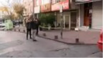 Beyoğlu'nda bekçi bıçaklı saldırganı ayağından vurdu Beyoğlu'nda bekçi bıçaklı saldırganı ayağından vurdu