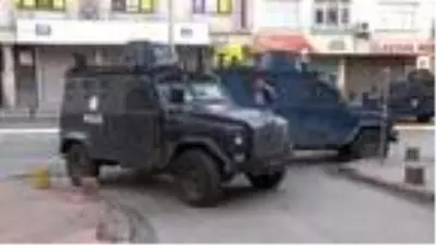 Beyoğlu'nda bekçi bıçaklı saldırganı ayağından vurdu Beyoğlu'nda bekçi bıçaklı saldırganı ayağından vurdu