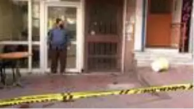 Beyoğlu'nda bekçi bıçaklı saldırganı ayağından vurdu Beyoğlu'nda bekçi bıçaklı saldırganı ayağından vurdu