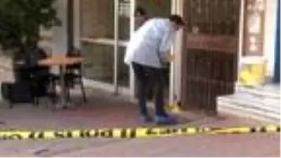 Beyoğlu'nda bekçi bıçaklı saldırganı ayağından vurdu Beyoğlu'nda bekçi bıçaklı saldırganı ayağından vurdu