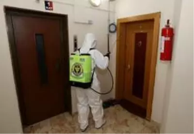 Buca Belediyesinden korona virüsü görülen apartmanlara dezenfekte Buca Belediyesinden korona virüsü görülen apartmanlara dezenfekte