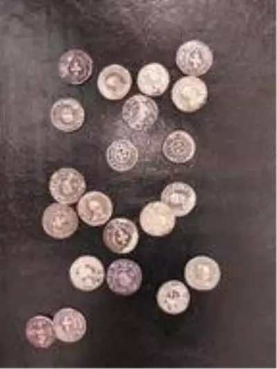 Bursa'da 1700 yıllık sikkeler ele geçirildi Bursa'da 1700 yıllık sikkeler ele geçirildi