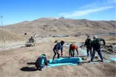 Erciyes Dağı'na erozyona karşı 'tohum halısı' serildi Erciyes Dağı'na erozyona karşı 'tohum halısı' serildi