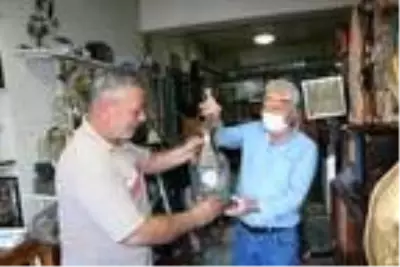 Çöplerden eski eşya toplayarak başladıkları antikacılık, meslekleri oldu
