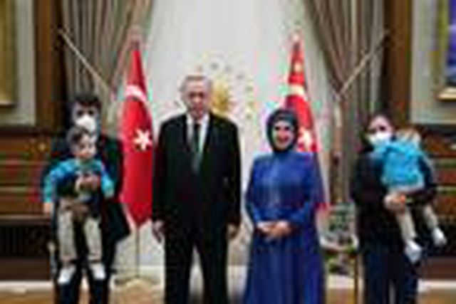 Cumhurbaşkanı Erdoğan, ameliyatla birbirlerinden ayrılan siyam ikizlerini kabul etti