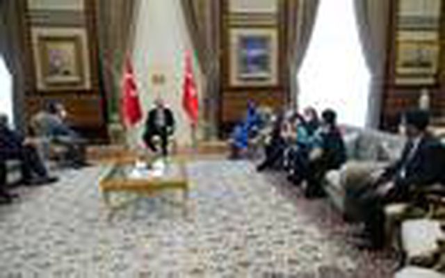 Cumhurbaşkanı Erdoğan, ameliyatla birbirlerinden ayrılan siyam ikizlerini kabul etti