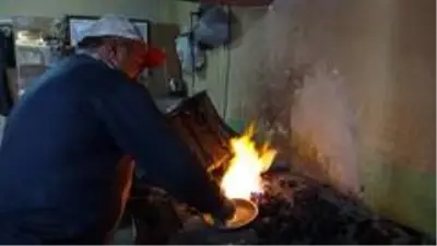 -İsmet usta, 42 yıldır bakır tava ve tencereleri kalaylıyor -İsmet usta, 42 yıldır bakır tava ve tencereleri kalaylıyor