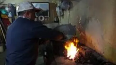 -İsmet usta, 42 yıldır bakır tava ve tencereleri kalaylıyor -İsmet usta, 42 yıldır bakır tava ve tencereleri kalaylıyor