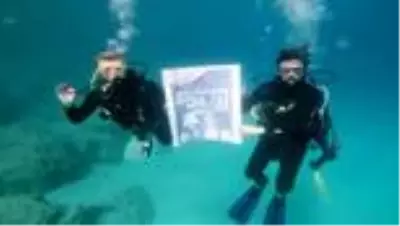 Son dakika haberi | Denizin 10 metre derinliğinde 'En iyi narkotik polisi anne' pankartı açtılar Son dakika haberi | Denizin 10 metre derinliğinde 'En iyi narkotik polisi anne' pankartı açtılar