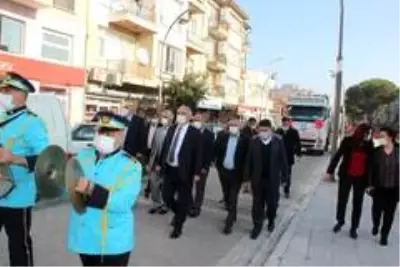 Dev borularla bando eşliğinde şehir turu Dev borularla bando eşliğinde şehir turu